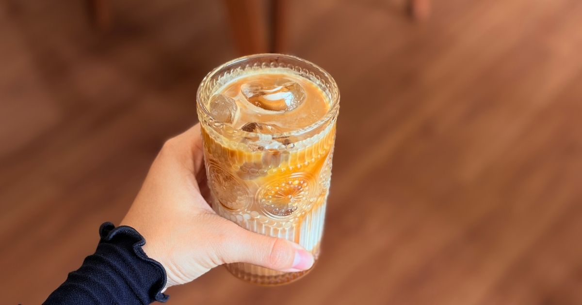 Low-calorie Starbucks drinks including black cold brew, almond milk latte, and herbal tea